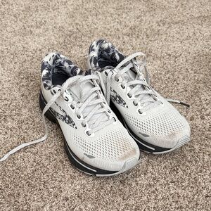 Brooks Ghost 15, Women’s 7, White and Black Running Shoes
